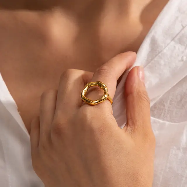 Twisted Hoop - Ring